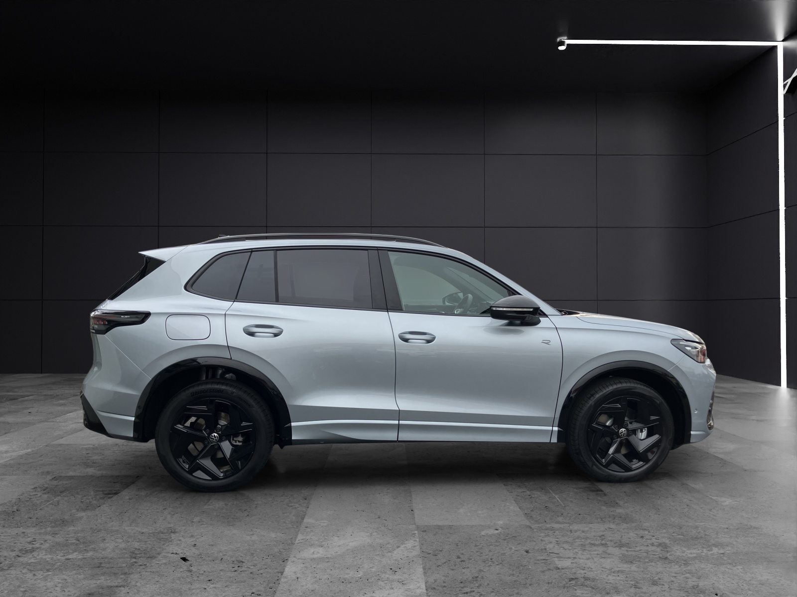 Fahrzeugabbildung Volkswagen Tiguan R-Line Black-Style AHK NAVI