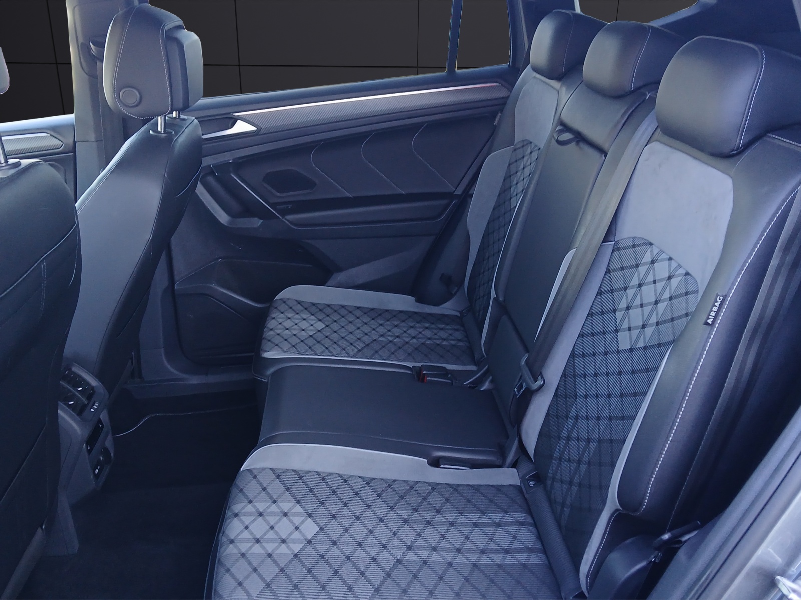 Fahrzeugabbildung Volkswagen Tiguan Allspace TSI R-Line DSG 4M Matrix AHK Navi AID ACC RFK Harman SH 19