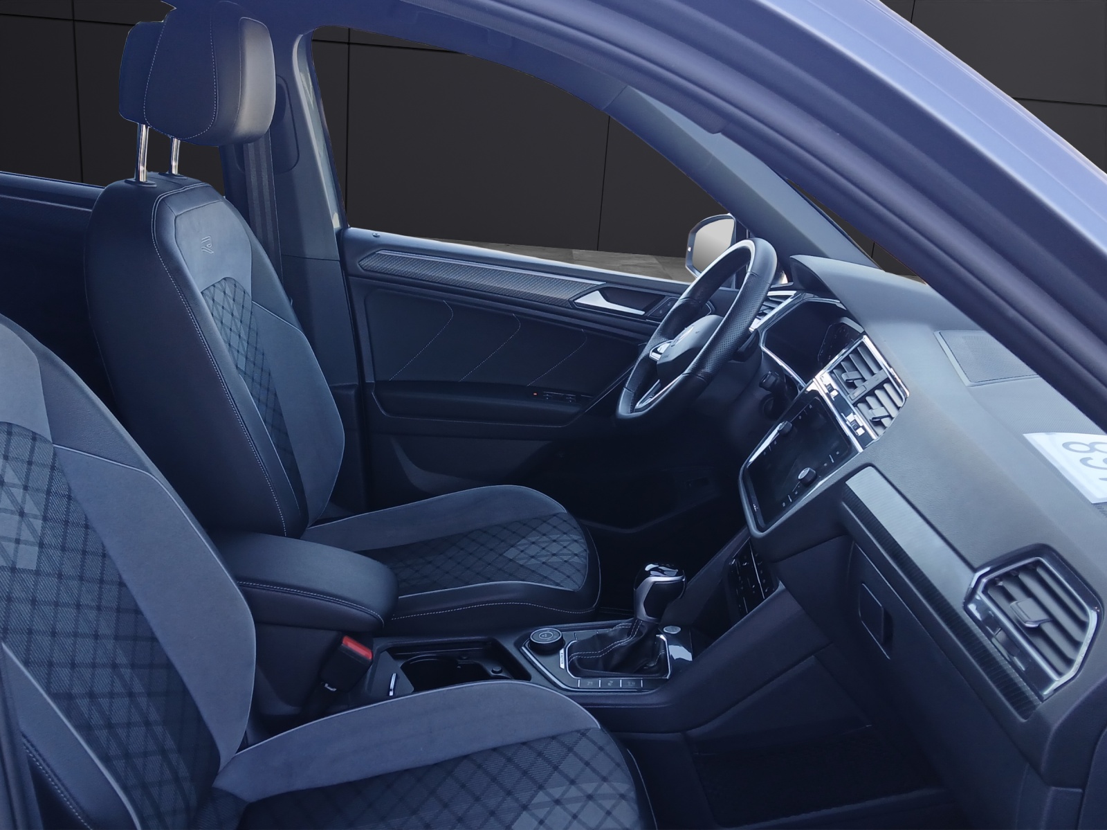 Fahrzeugabbildung Volkswagen Tiguan Allspace TSI R-Line DSG 4M Matrix AHK Navi AID ACC RFK Harman SH 19