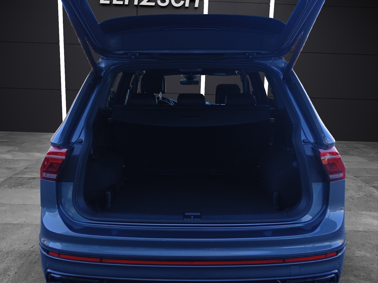 Fahrzeugabbildung Volkswagen Tiguan Allspace TSI R-Line DSG 4M Matrix AHK Navi AID ACC RFK Harman SH 19