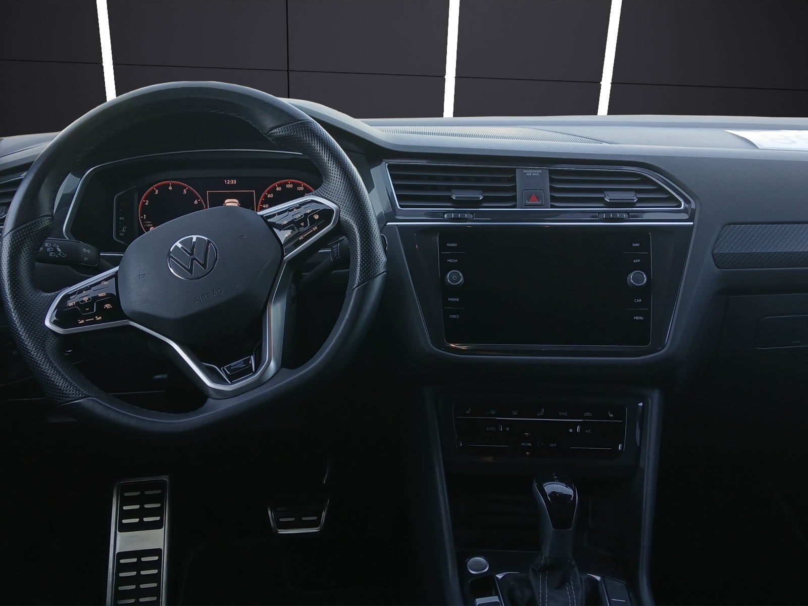 Fahrzeugabbildung Volkswagen Tiguan Allspace TSI R-Line DSG 4M Matrix AHK Navi AID ACC RFK Harman SH 19