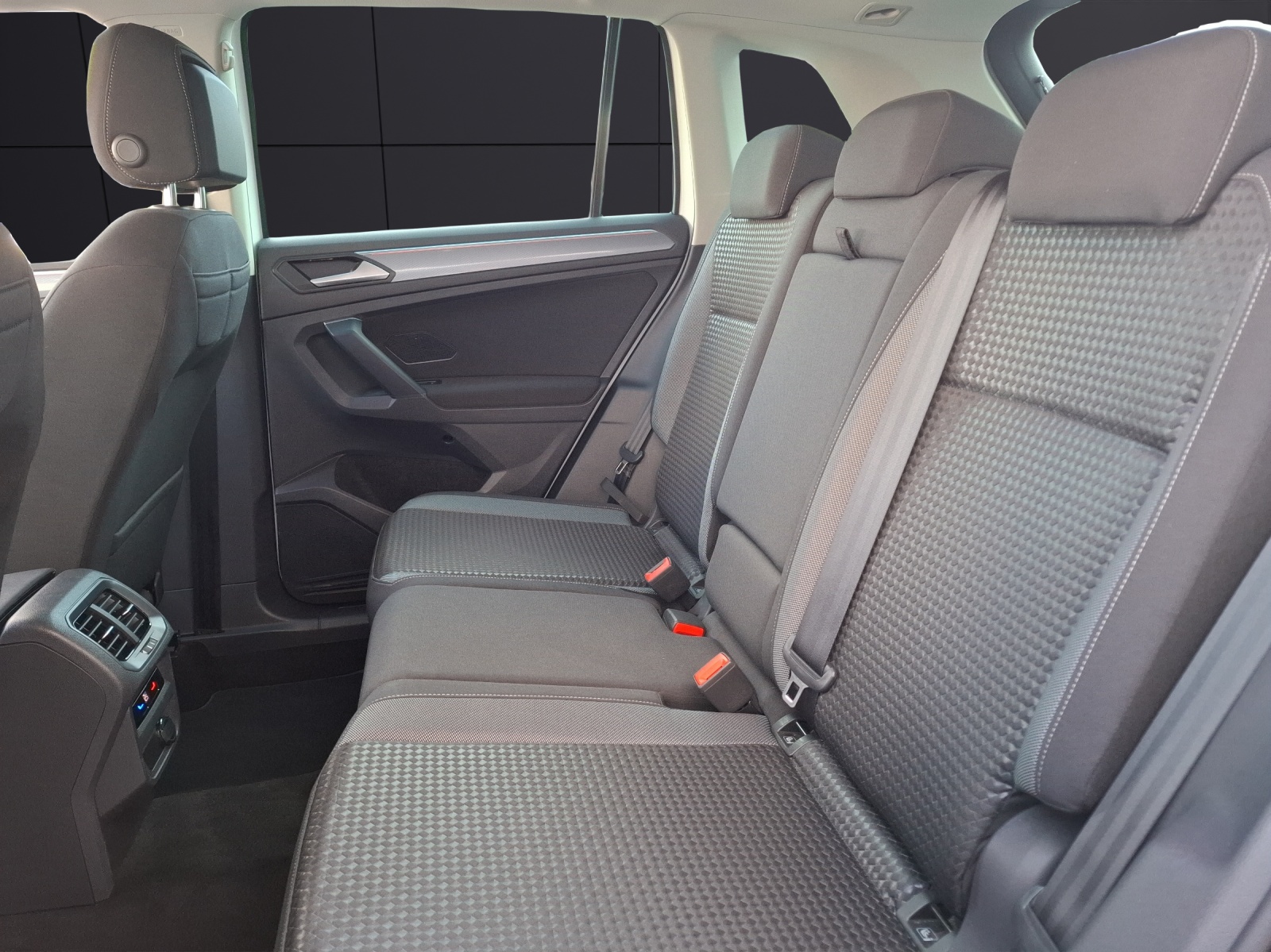 Fahrzeugabbildung Volkswagen Tiguan TDI Active DSG Standhzg Matrix Navi ACC Park-Assist SH