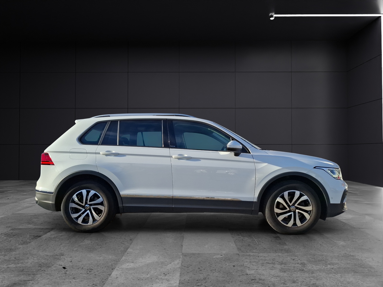 Fahrzeugabbildung Volkswagen Tiguan TDI Active DSG Standhzg Matrix Navi ACC Park-Assist SH