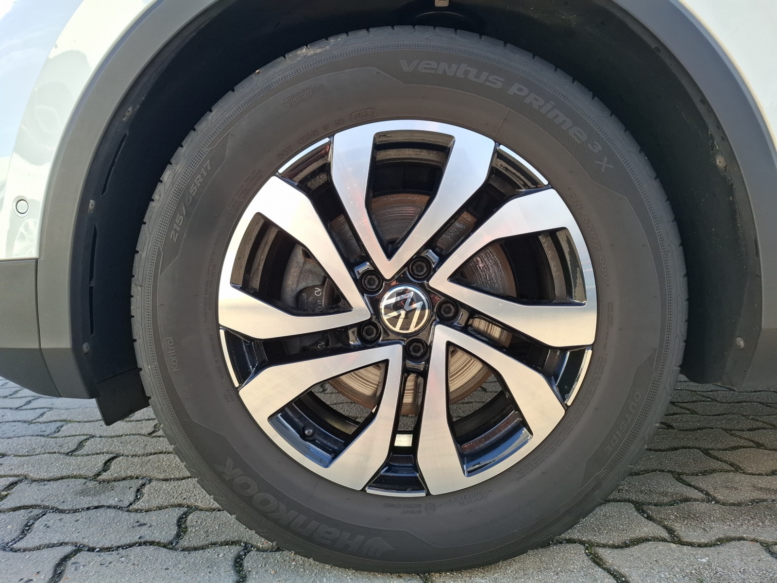 Fahrzeugabbildung Volkswagen Tiguan TDI Active DSG Standhzg Matrix Navi ACC Park-Assist SH