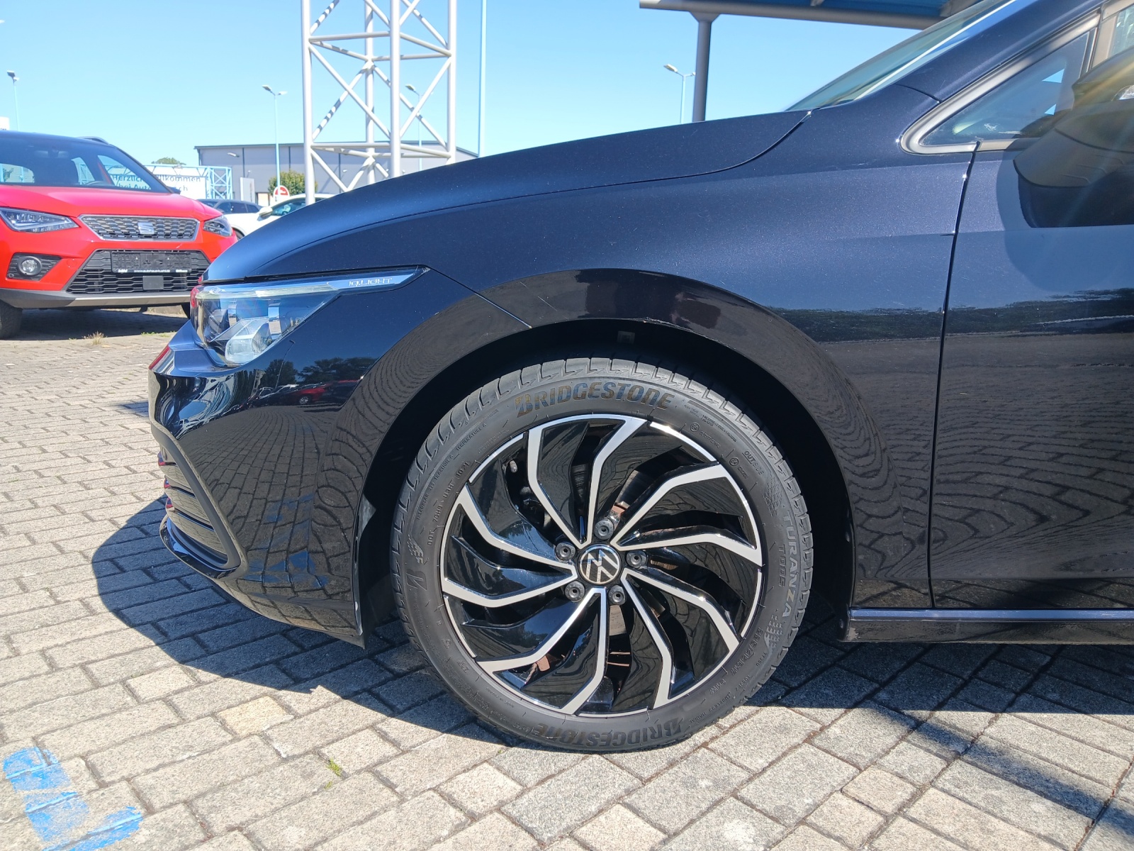 Fahrzeugabbildung Volkswagen Golf VIII Variant TSI Life Matrix AHK Navi AID ACC PDC SH LM