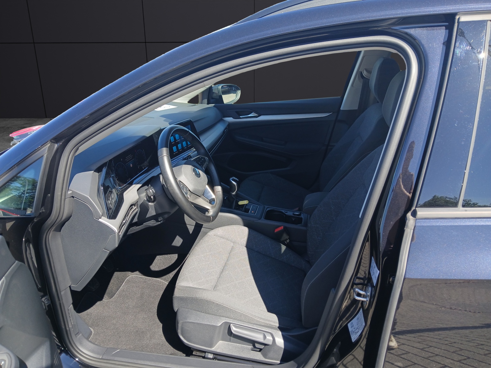 Fahrzeugabbildung Volkswagen Golf VIII Variant TSI Life Matrix AHK Navi AID ACC PDC SH LM