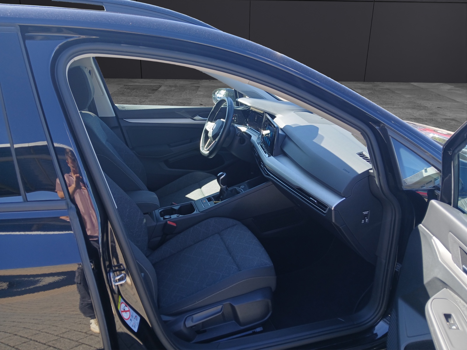 Fahrzeugabbildung Volkswagen Golf VIII Variant TSI Life Matrix AHK Navi AID ACC PDC SH LM