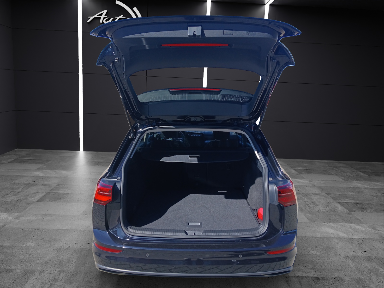 Fahrzeugabbildung Volkswagen Golf VIII Variant TSI Life Matrix AHK Navi AID ACC PDC SH LM