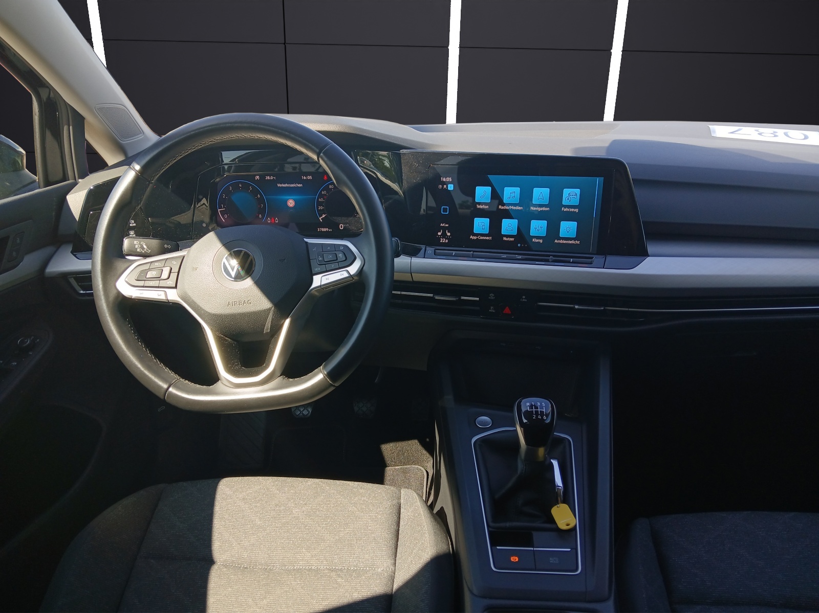 Fahrzeugabbildung Volkswagen Golf VIII Variant TSI Life Matrix AHK Navi AID ACC PDC SH LM