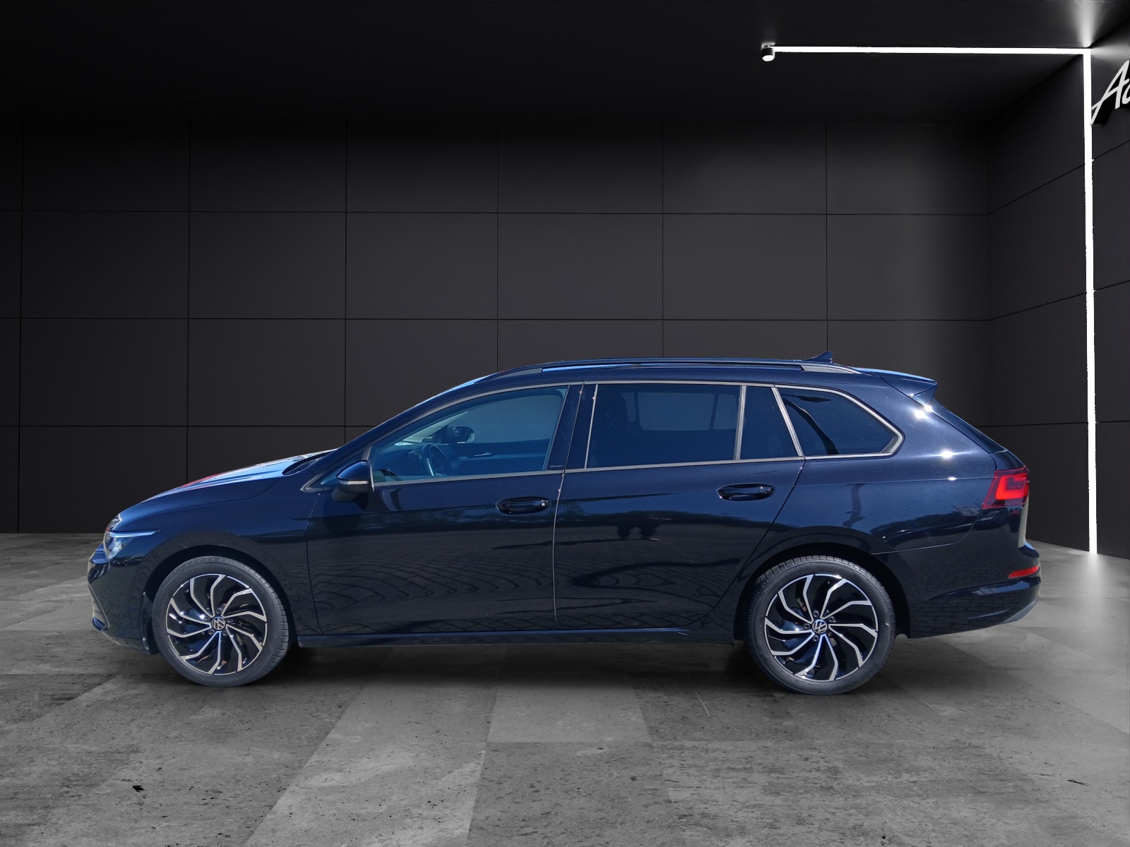 Fahrzeugabbildung Volkswagen Golf VIII Variant TSI Life Matrix AHK Navi AID ACC PDC SH LM