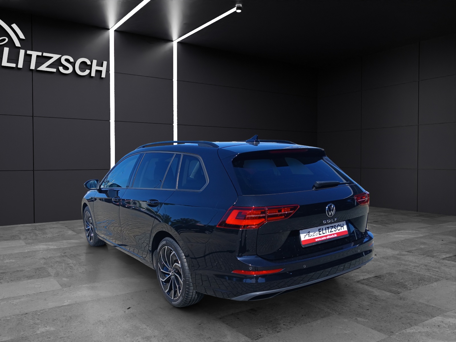 Fahrzeugabbildung Volkswagen Golf VIII Variant TSI Life Matrix AHK Navi AID ACC PDC SH LM