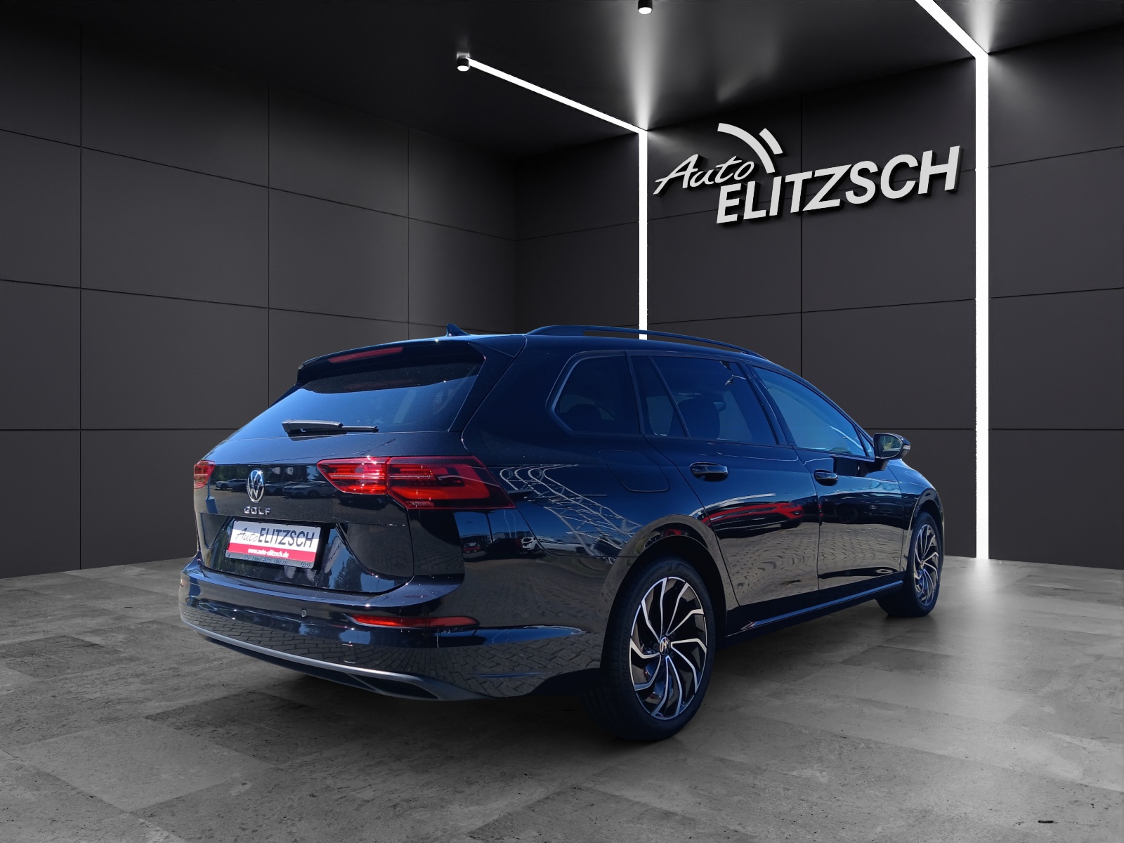 Fahrzeugabbildung Volkswagen Golf VIII Variant TSI Life Matrix AHK Navi AID ACC PDC SH LM
