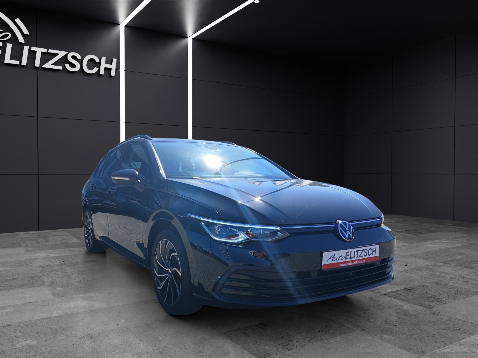 Fahrzeugabbildung Volkswagen Golf VIII Variant TSI Life Matrix AHK Navi AID ACC PDC SH LM