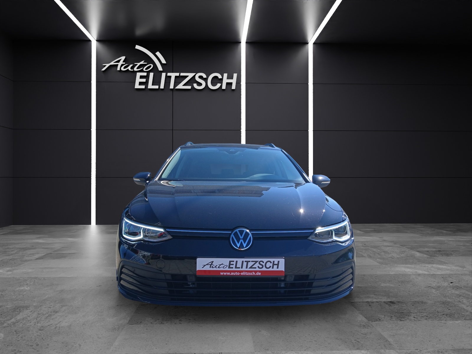 Fahrzeugabbildung Volkswagen Golf VIII Variant TSI Life Matrix AHK Navi AID ACC PDC SH LM