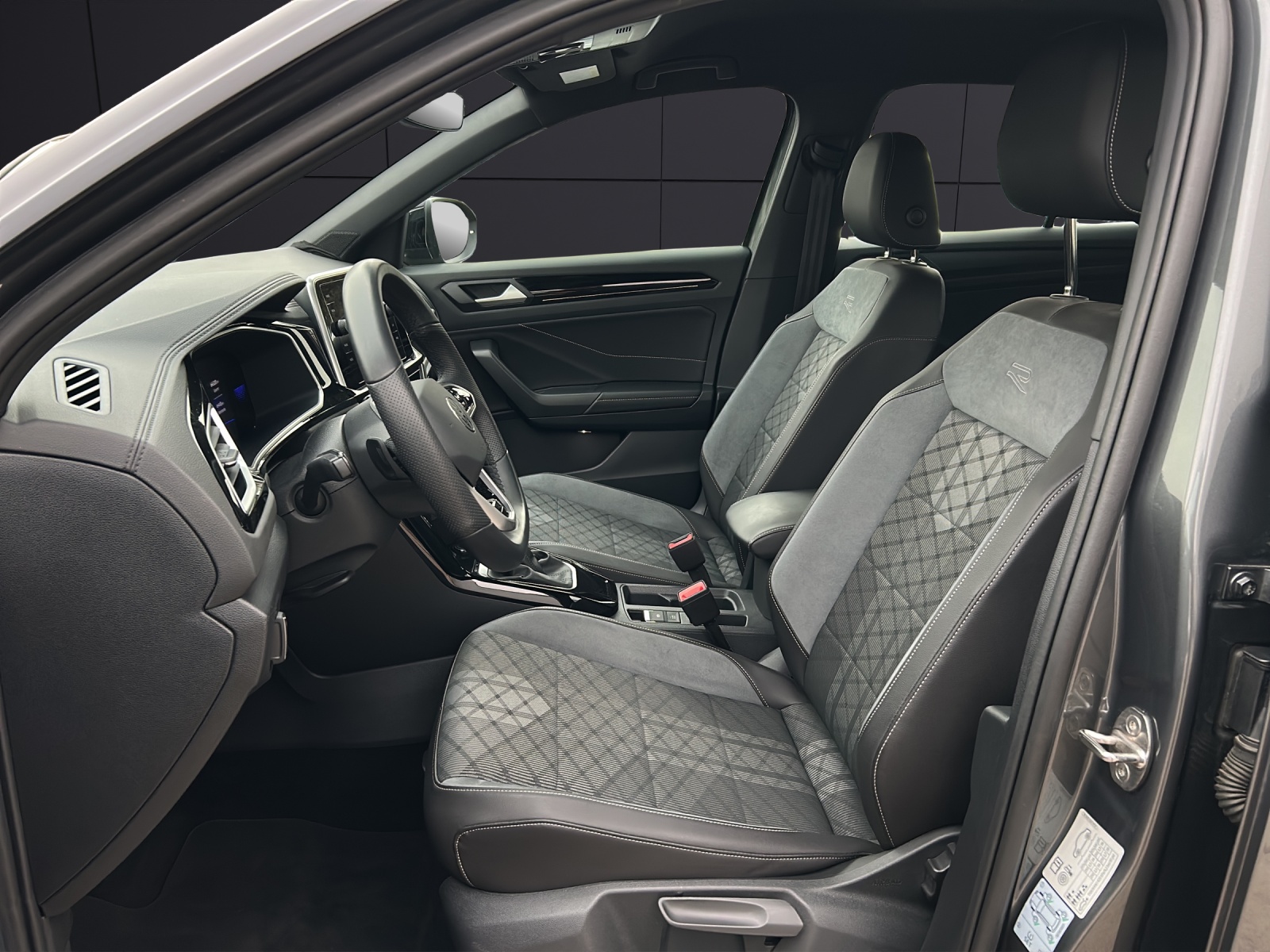 Fahrzeugabbildung Volkswagen T-Roc R-Line TSI DSG IQ.Light ACC STH SH LRHzg RearView Navi Klima