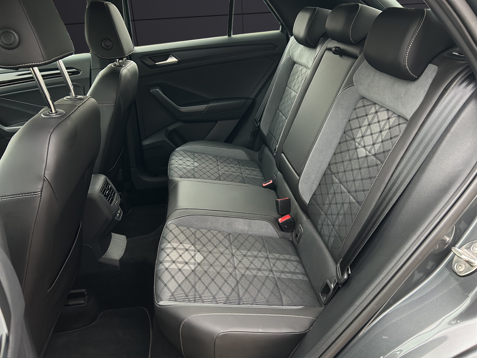 Fahrzeugabbildung Volkswagen T-Roc R-Line TSI DSG IQ.Light ACC STH SH LRHzg RearView Navi Klima