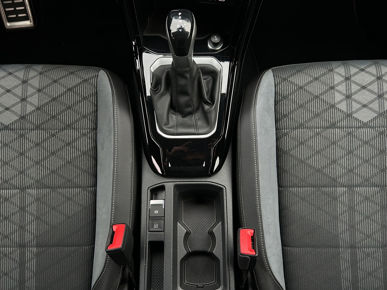 Fahrzeugabbildung Volkswagen T-Roc R-Line TSI DSG IQ.Light ACC STH SH LRHzg RearView Navi Klima