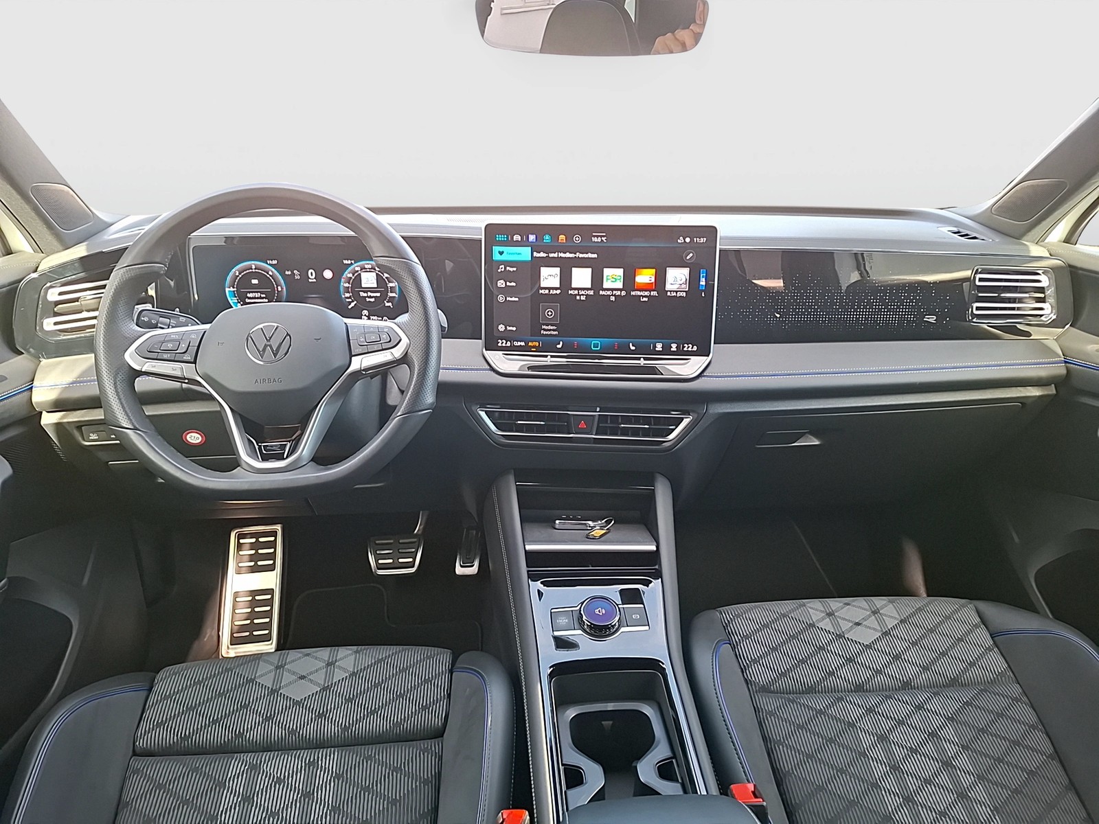 Fahrzeugabbildung Volkswagen Tiguan TDI R-Line DSG LEDplus AHK Navi AID ACC RFK SH 19