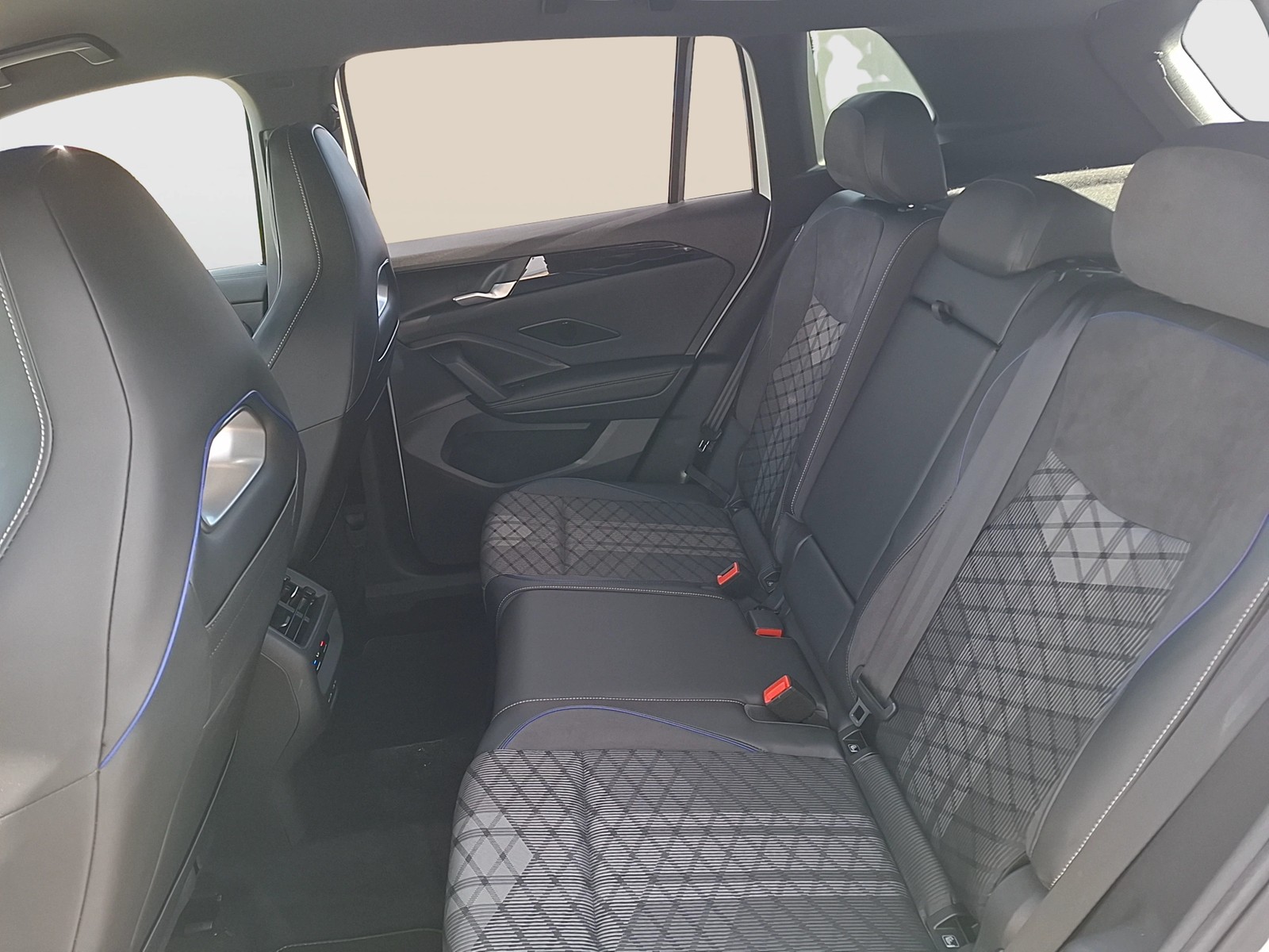 Fahrzeugabbildung Volkswagen Tiguan TDI R-Line DSG LEDplus AHK Navi AID ACC RFK SH 19