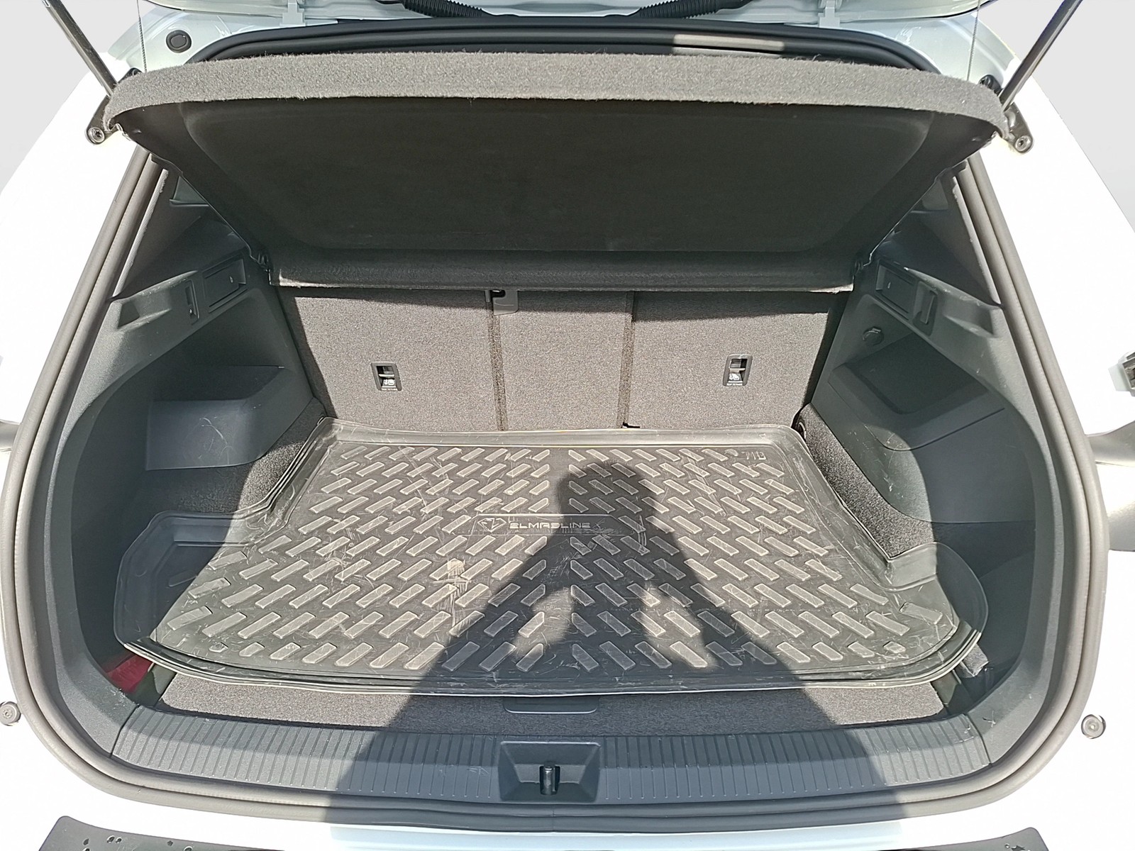 Fahrzeugabbildung Volkswagen Tiguan TDI R-Line DSG LEDplus AHK Navi AID ACC RFK SH 19