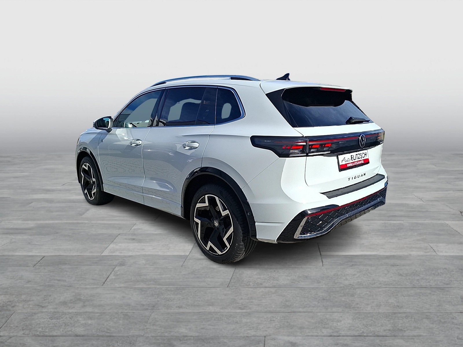 Fahrzeugabbildung Volkswagen Tiguan TDI R-Line DSG LEDplus AHK Navi AID ACC RFK SH 19