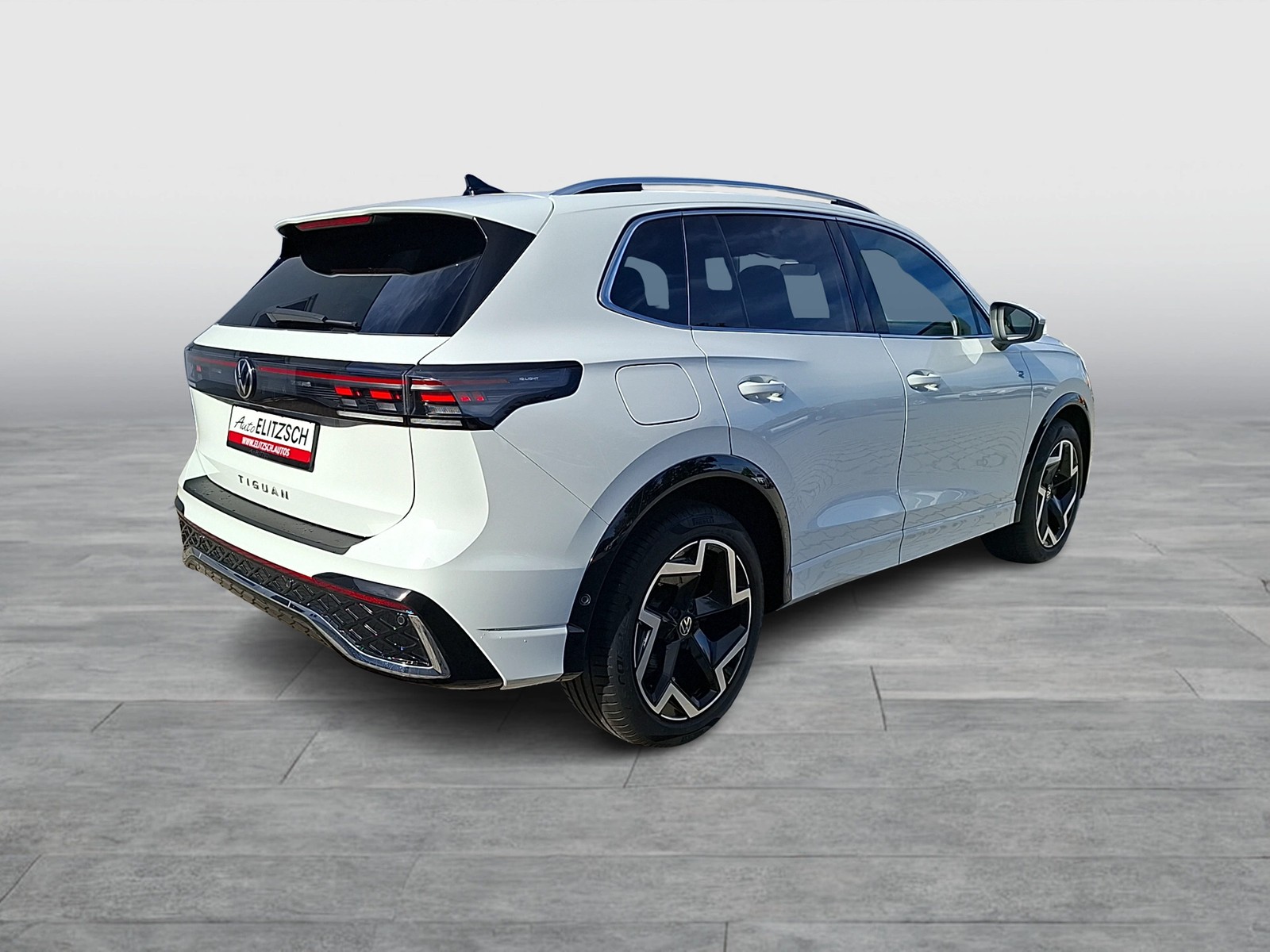 Fahrzeugabbildung Volkswagen Tiguan TDI R-Line DSG LEDplus AHK Navi AID ACC RFK SH 19