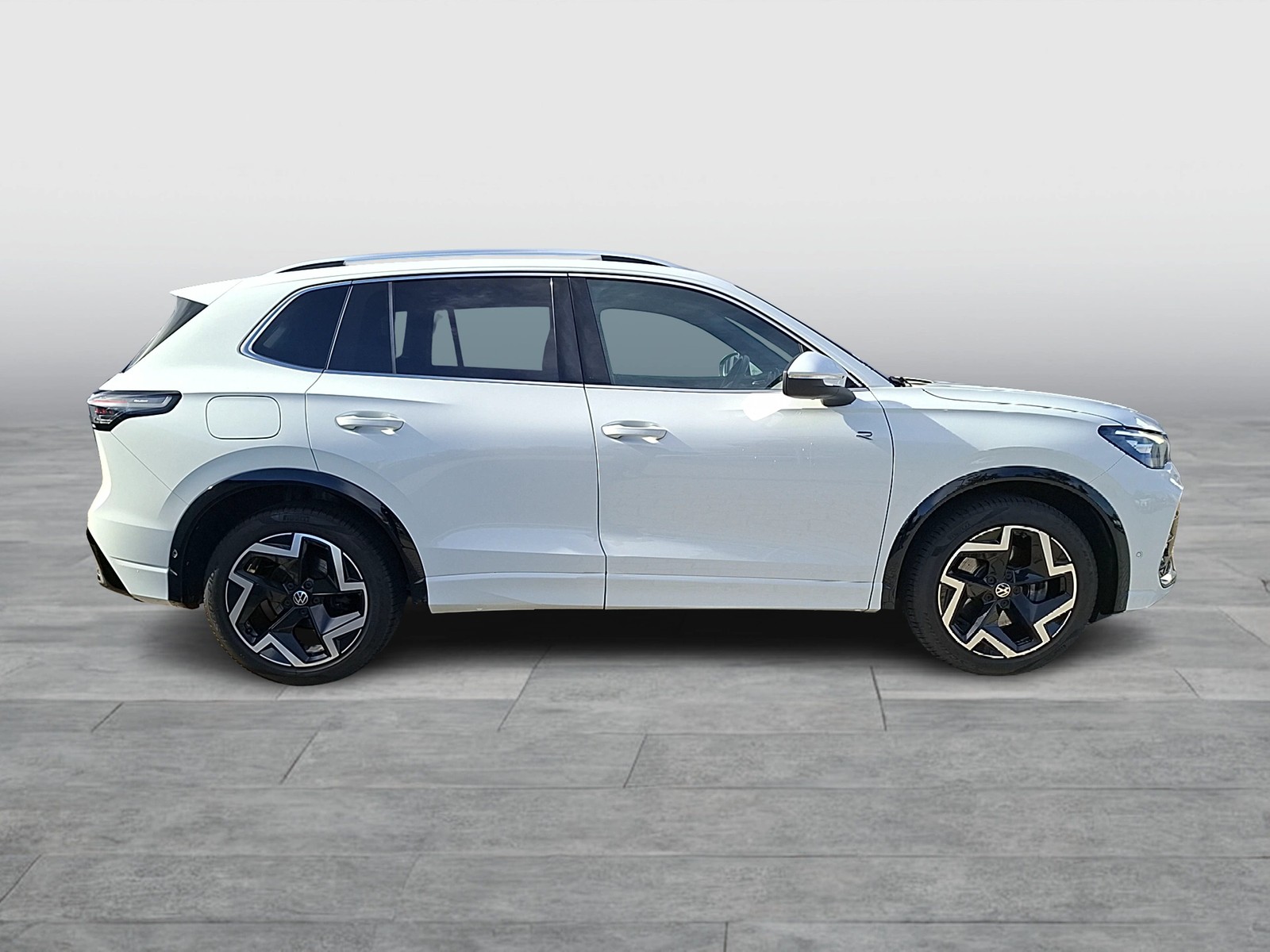 Fahrzeugabbildung Volkswagen Tiguan TDI R-Line DSG LEDplus AHK Navi AID ACC RFK SH 19