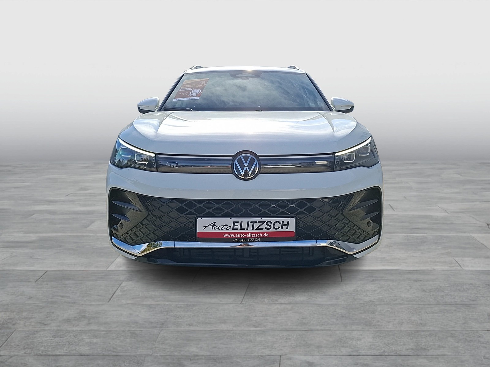 Fahrzeugabbildung Volkswagen Tiguan TDI R-Line DSG LEDplus AHK Navi AID ACC RFK SH 19