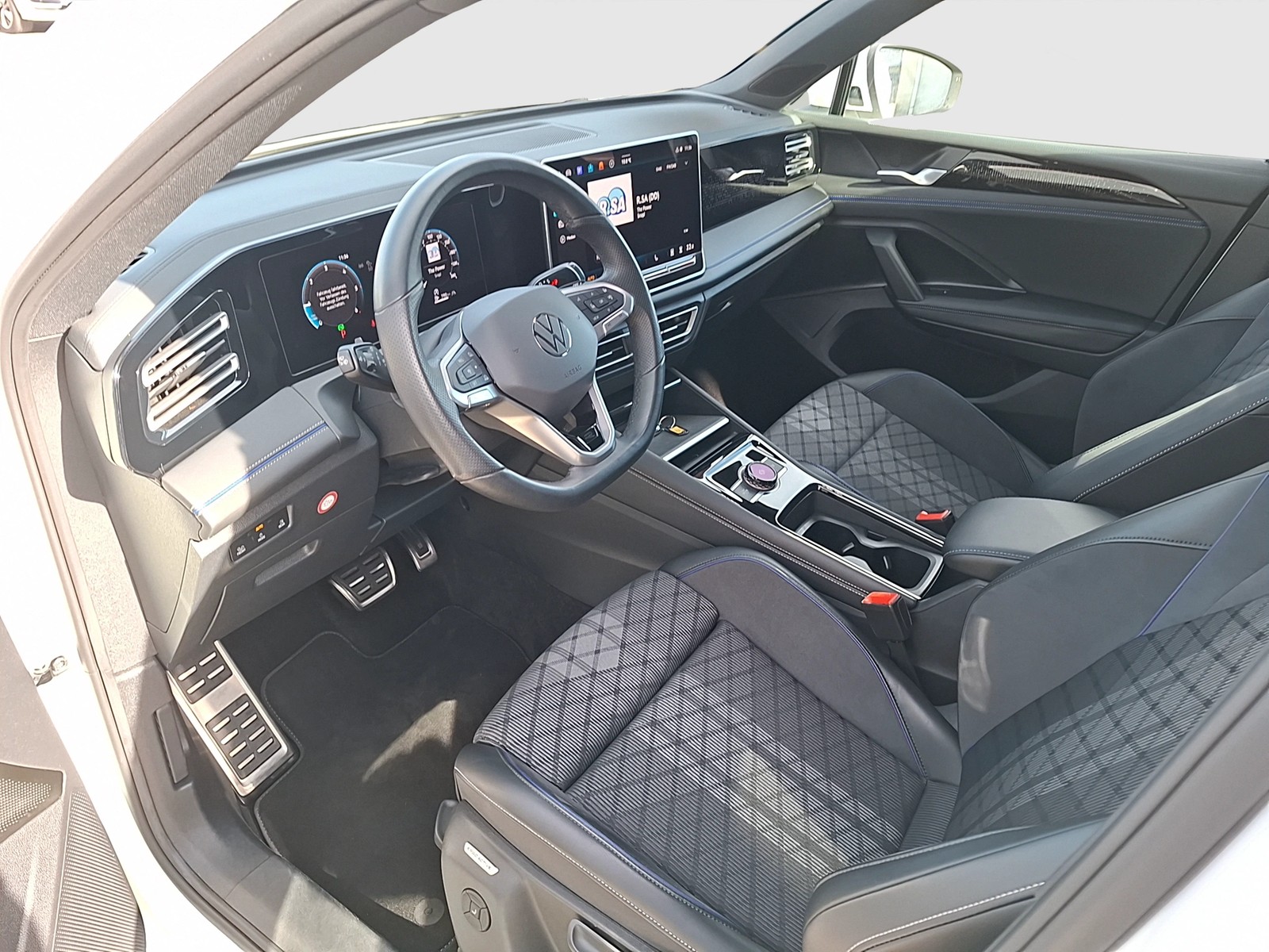 Fahrzeugabbildung Volkswagen Tiguan TDI R-Line DSG LEDplus AHK Navi AID ACC RFK SH 19