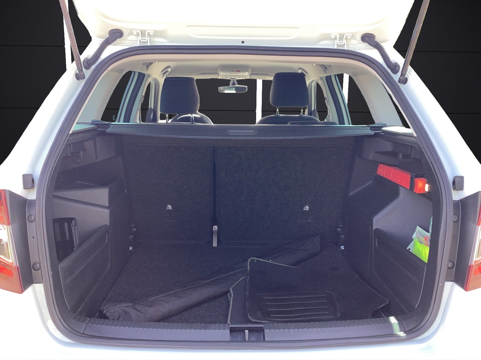 Fahrzeugabbildung SKODA Fabia Combi TSI Soleil LED Navi ACC RFK SHZ