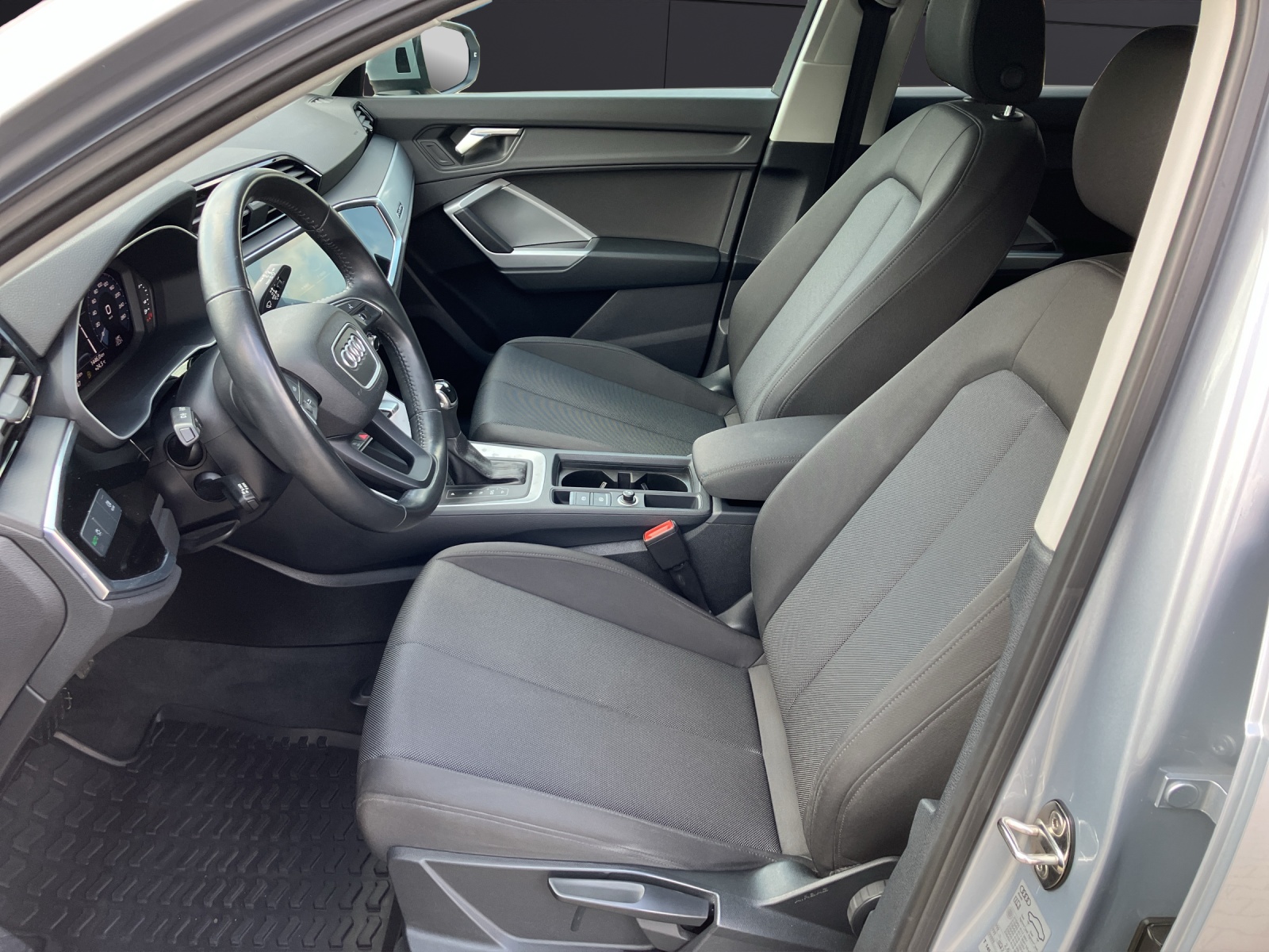 Fahrzeugabbildung Audi Q3 40 TFSI quattro S-tronic LED 18