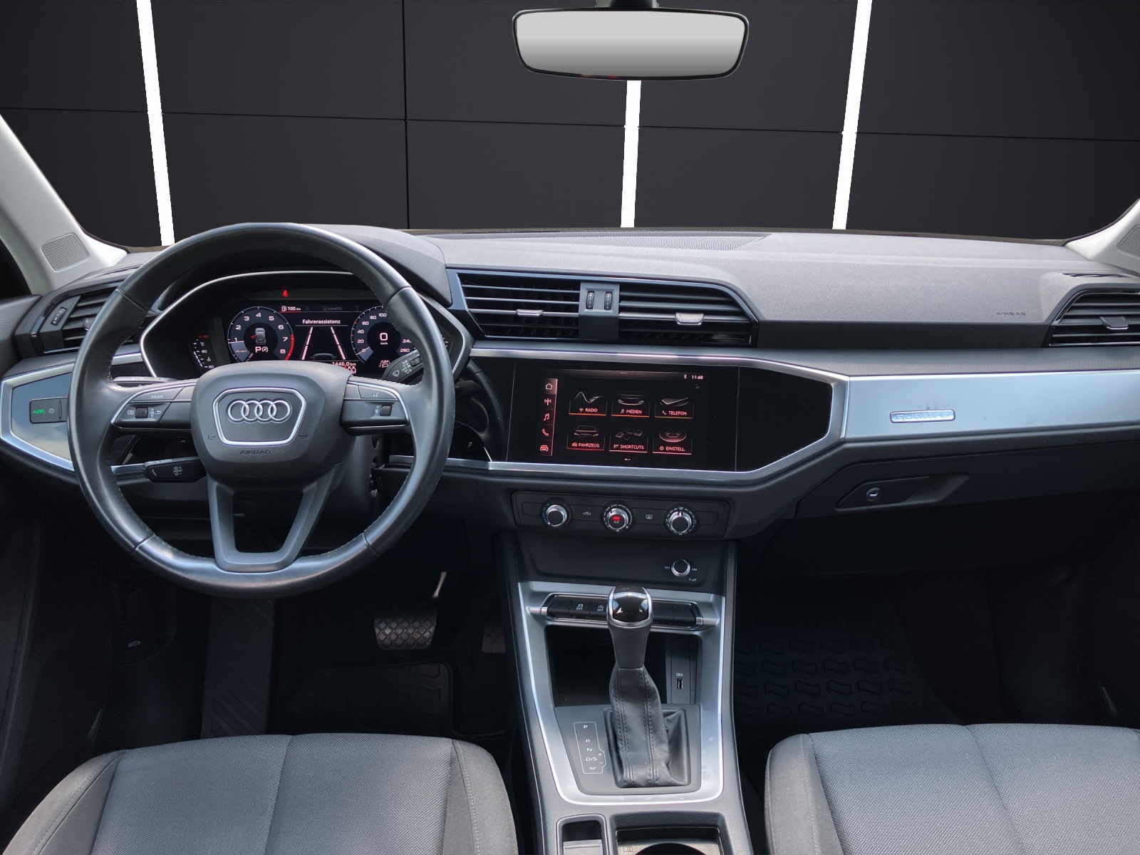 Fahrzeugabbildung Audi Q3 40 TFSI quattro S-tronic LED 18