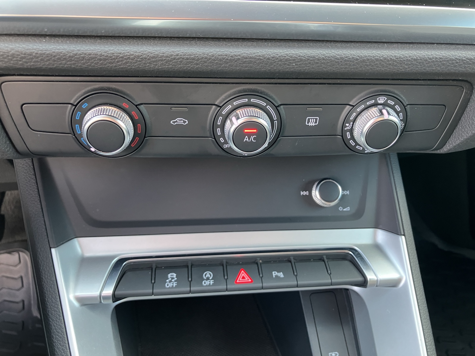 Fahrzeugabbildung Audi Q3 40 TFSI quattro S-tronic LED 18