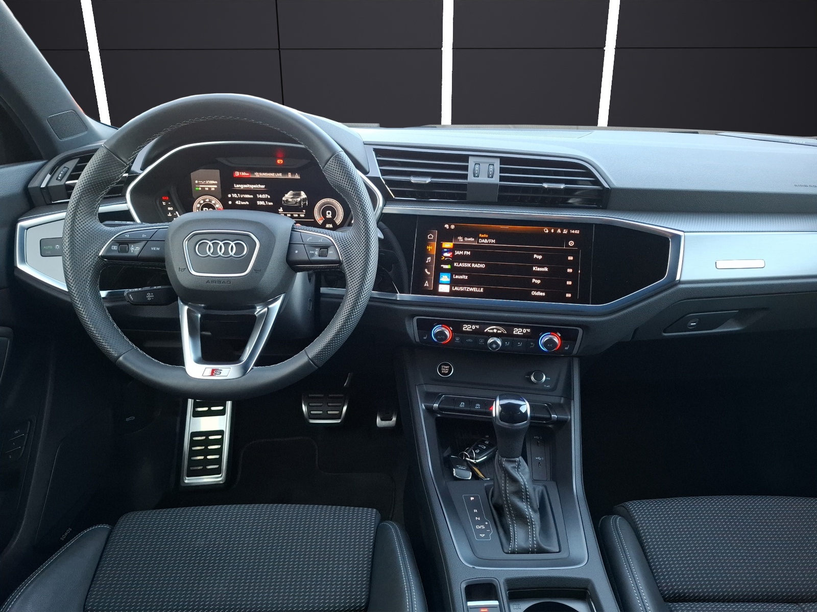 Fahrzeugabbildung Audi Q3 45 TFSI quattro S-Line S-tronic Standhzg Matrix AHK Navi AVC GRA Sonos SH 20