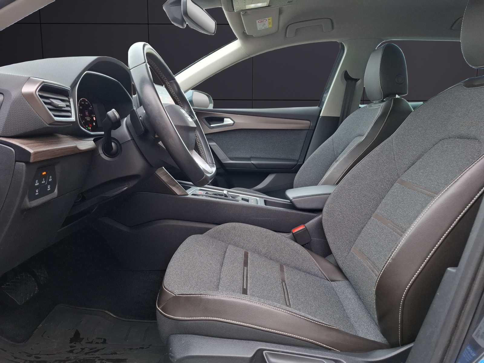 Fahrzeugabbildung SEAT Leon ST eTSI Xcellence DSG LED Navi AHK VC ACC RFK SH