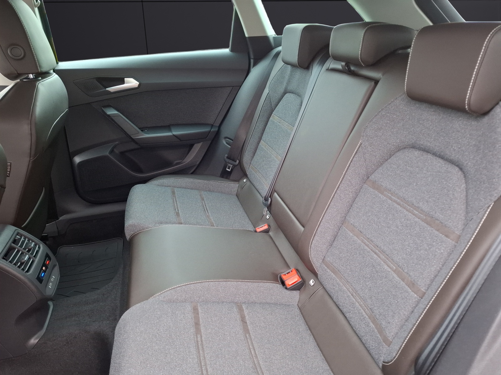 Fahrzeugabbildung SEAT Leon ST eTSI Xcellence DSG LED Navi AHK VC ACC RFK SH