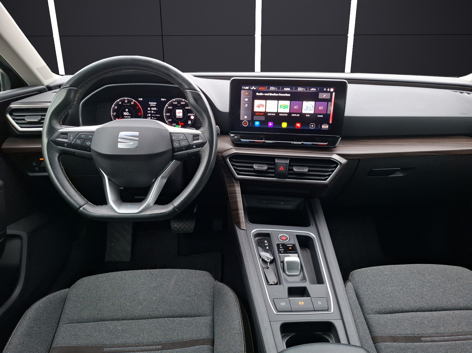 Fahrzeugabbildung SEAT Leon ST eTSI Xcellence DSG LED Navi AHK VC ACC RFK SH