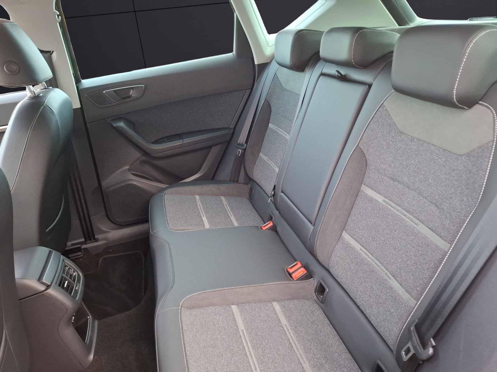 Fahrzeugabbildung SEAT Ateca TSI Xperience DSG LED Navi AID GRA RFK SH