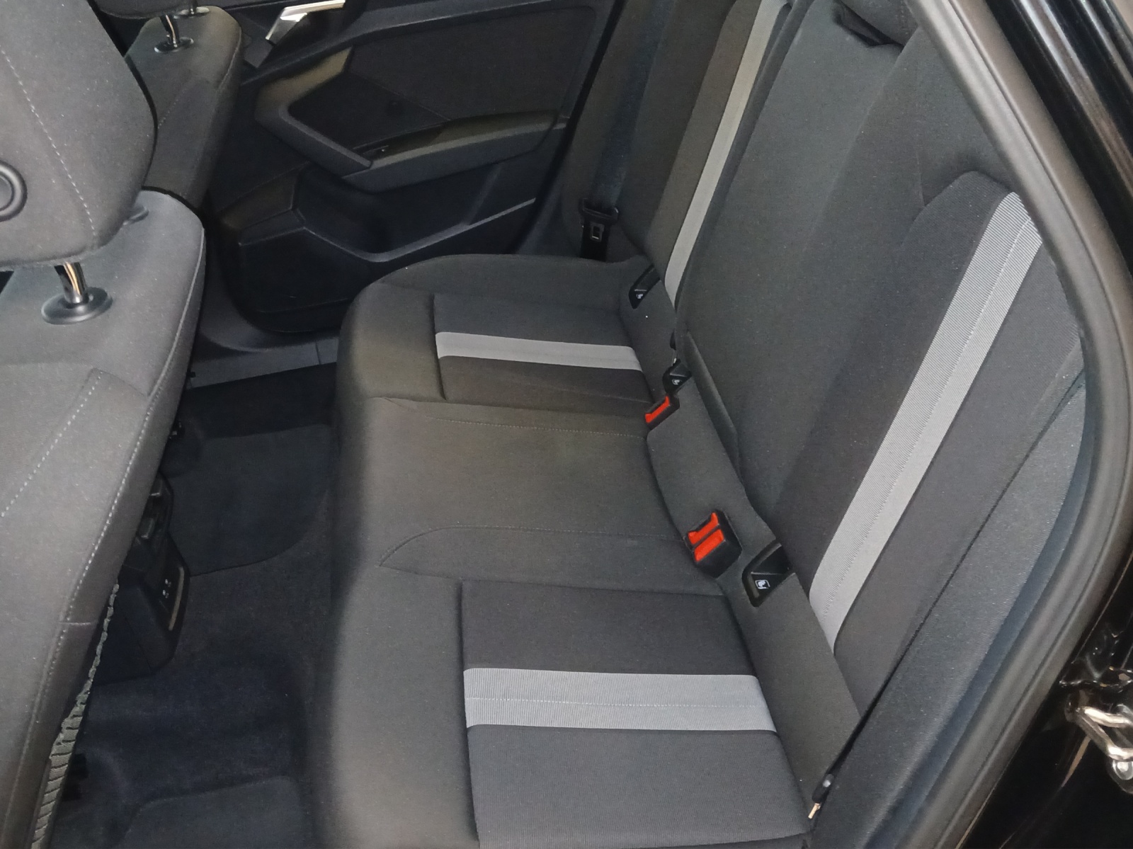 Fahrzeugabbildung Audi A3 Limousine 35 TFSI advanced S-tronic Navi AVC ACC PDC SH 17