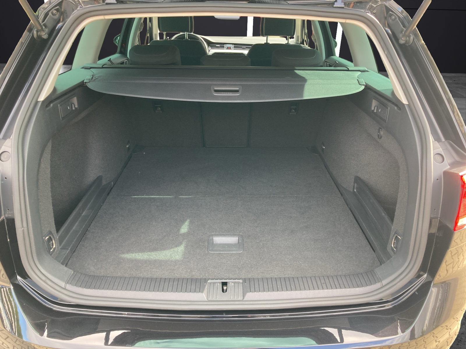 Fahrzeugabbildung Volkswagen Passat Variant BUSINESS TSI DSG LED Navi ACC SH PDC LM