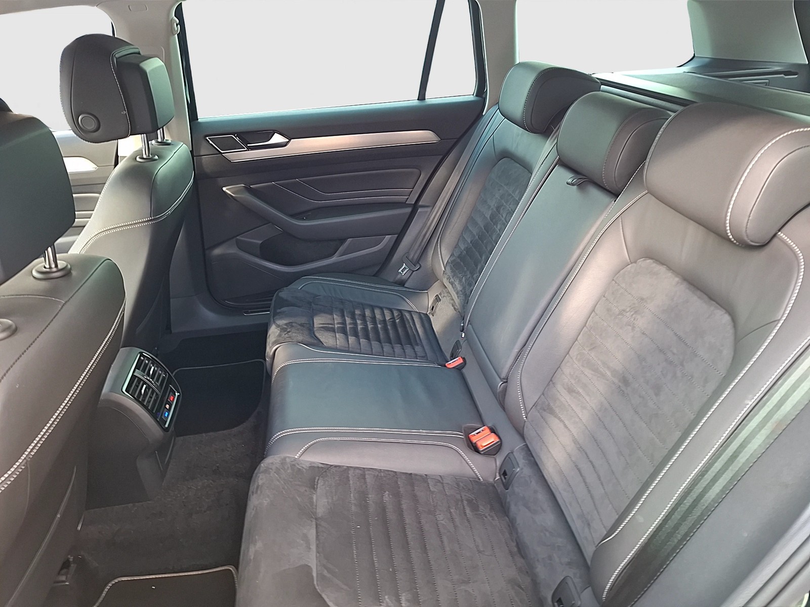 Fahrzeugabbildung Volkswagen Passat Variant TDI Elegance DSG Matrix AHK Navi ACC RFK SH 18