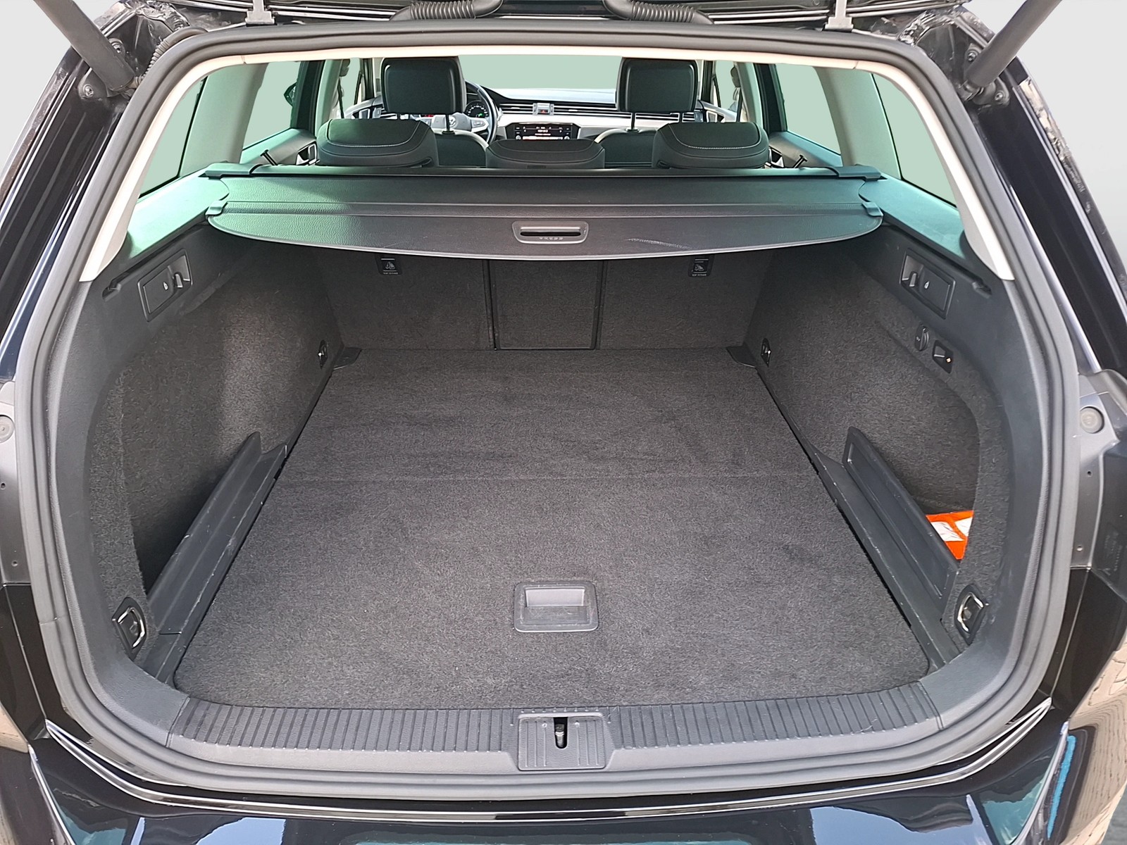Fahrzeugabbildung Volkswagen Passat Variant TDI Elegance DSG Matrix AHK Navi ACC RFK SH 18