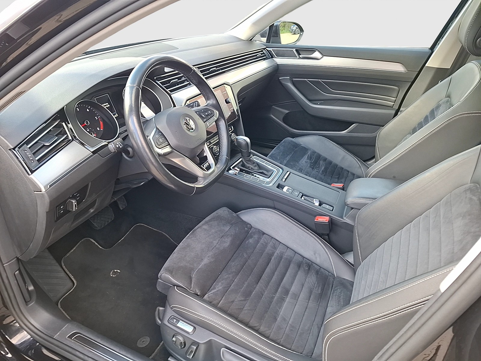 Fahrzeugabbildung Volkswagen Passat Variant TDI Elegance DSG Matrix AHK Navi ACC RFK SH 18