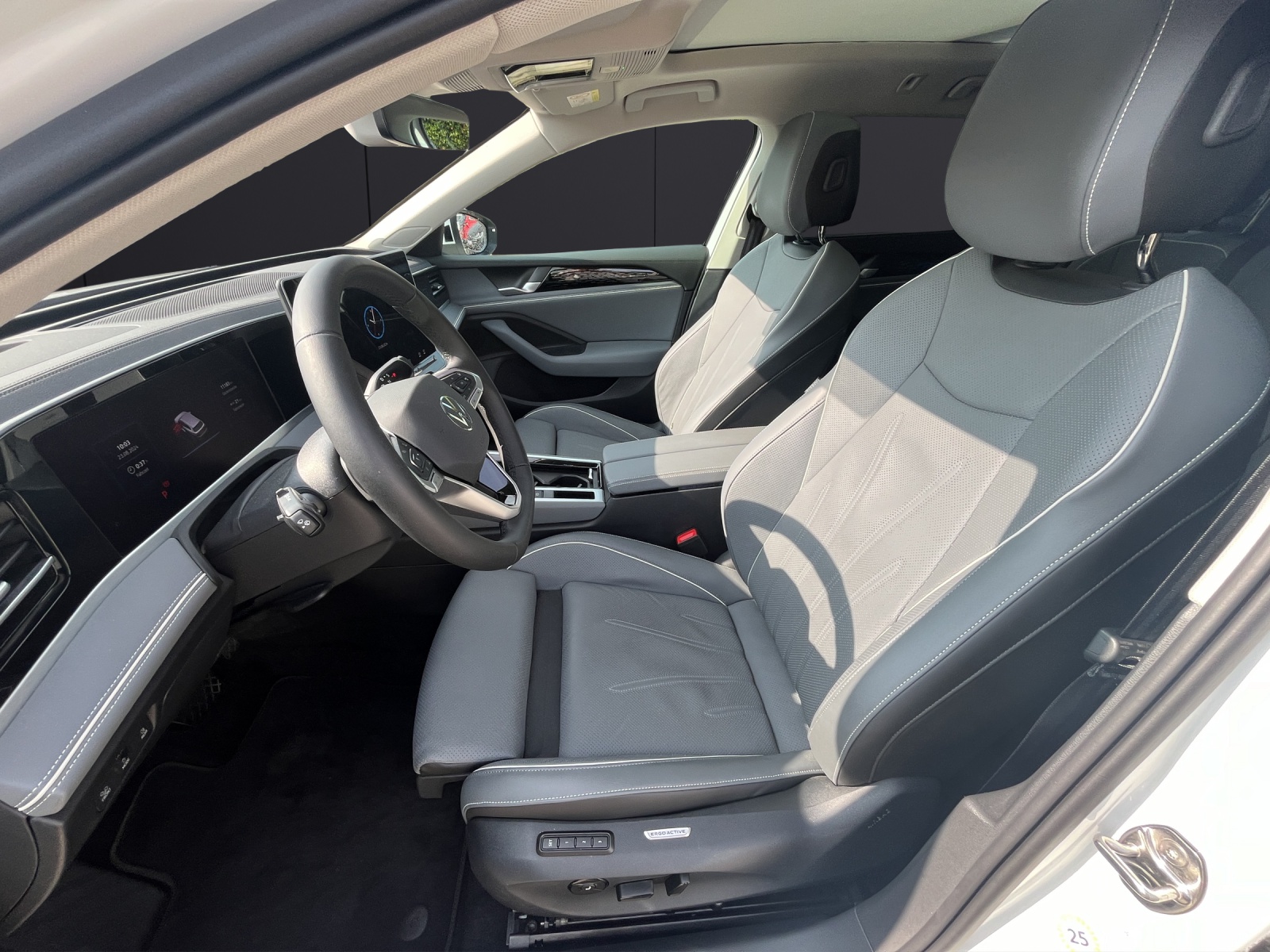 Fahrzeugabbildung Volkswagen Passat 2.0 TDI Elegance DSG LED ACC 18