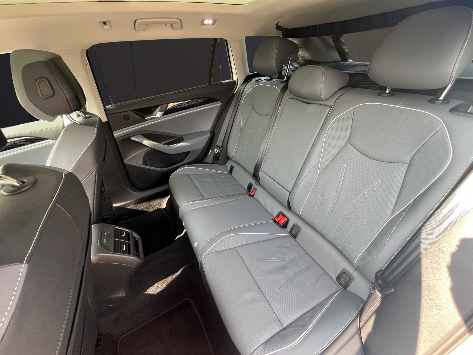 Fahrzeugabbildung Volkswagen Passat 2.0 TDI Elegance DSG LED ACC 18