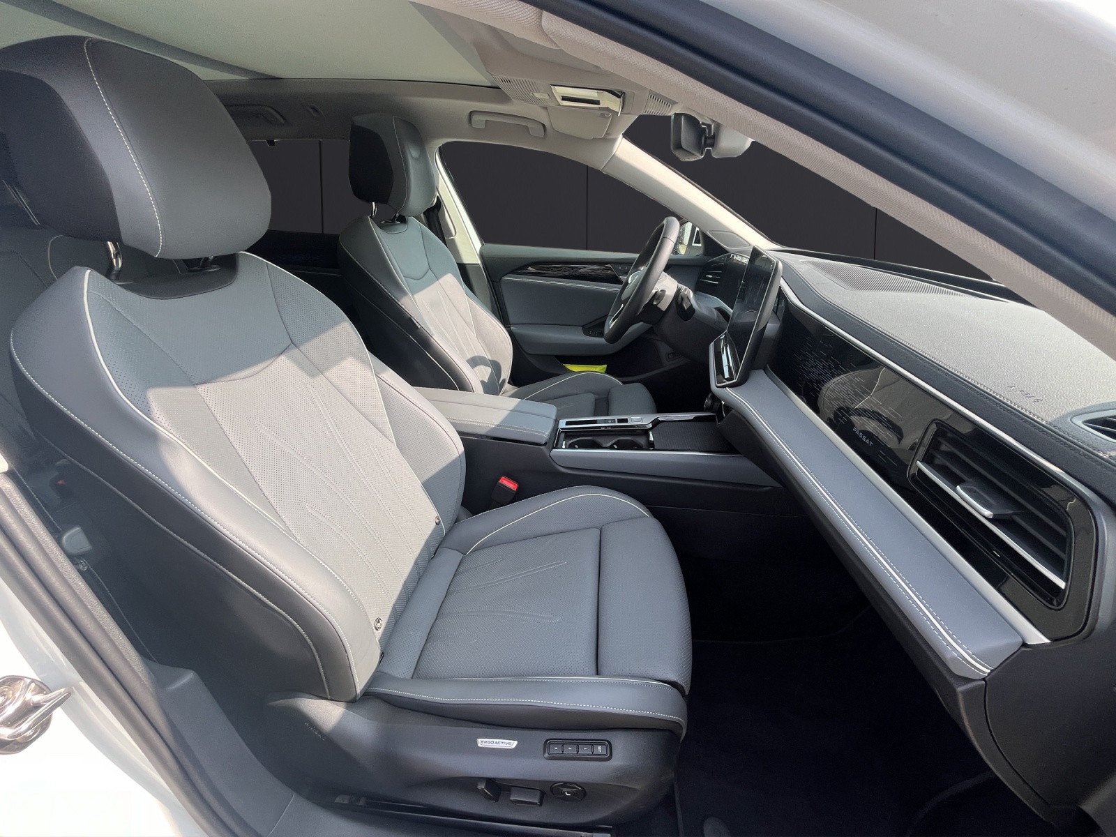 Fahrzeugabbildung Volkswagen Passat 2.0 TDI Elegance DSG LED ACC 18