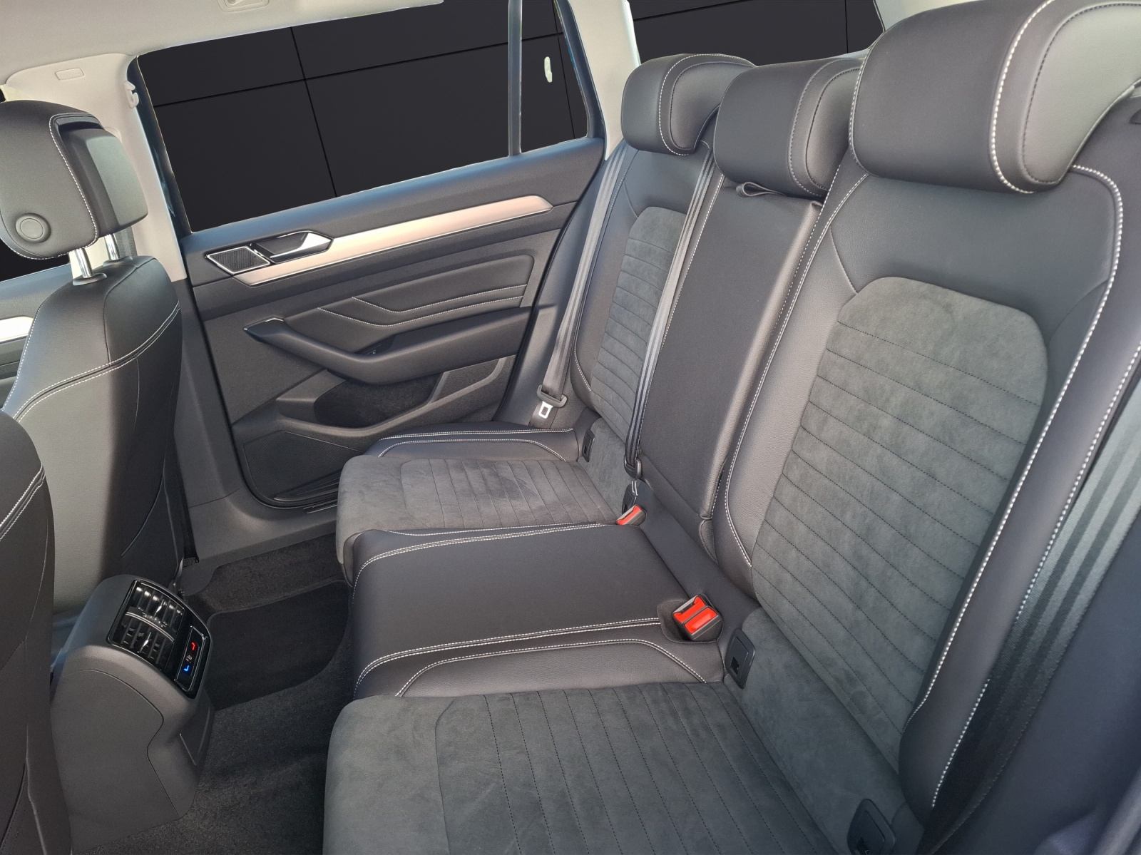 Fahrzeugabbildung Volkswagen Passat Variant TDI Elegance DSG STH Matrix AHK Navi AID ACC RFK SH
