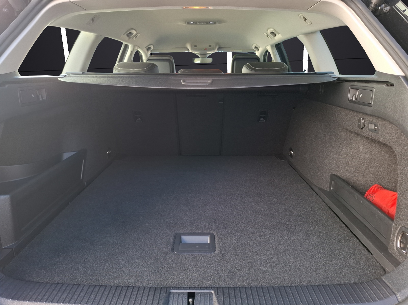 Fahrzeugabbildung Volkswagen Passat Variant TDI Elegance DSG STH Matrix AHK Navi AID ACC RFK SH