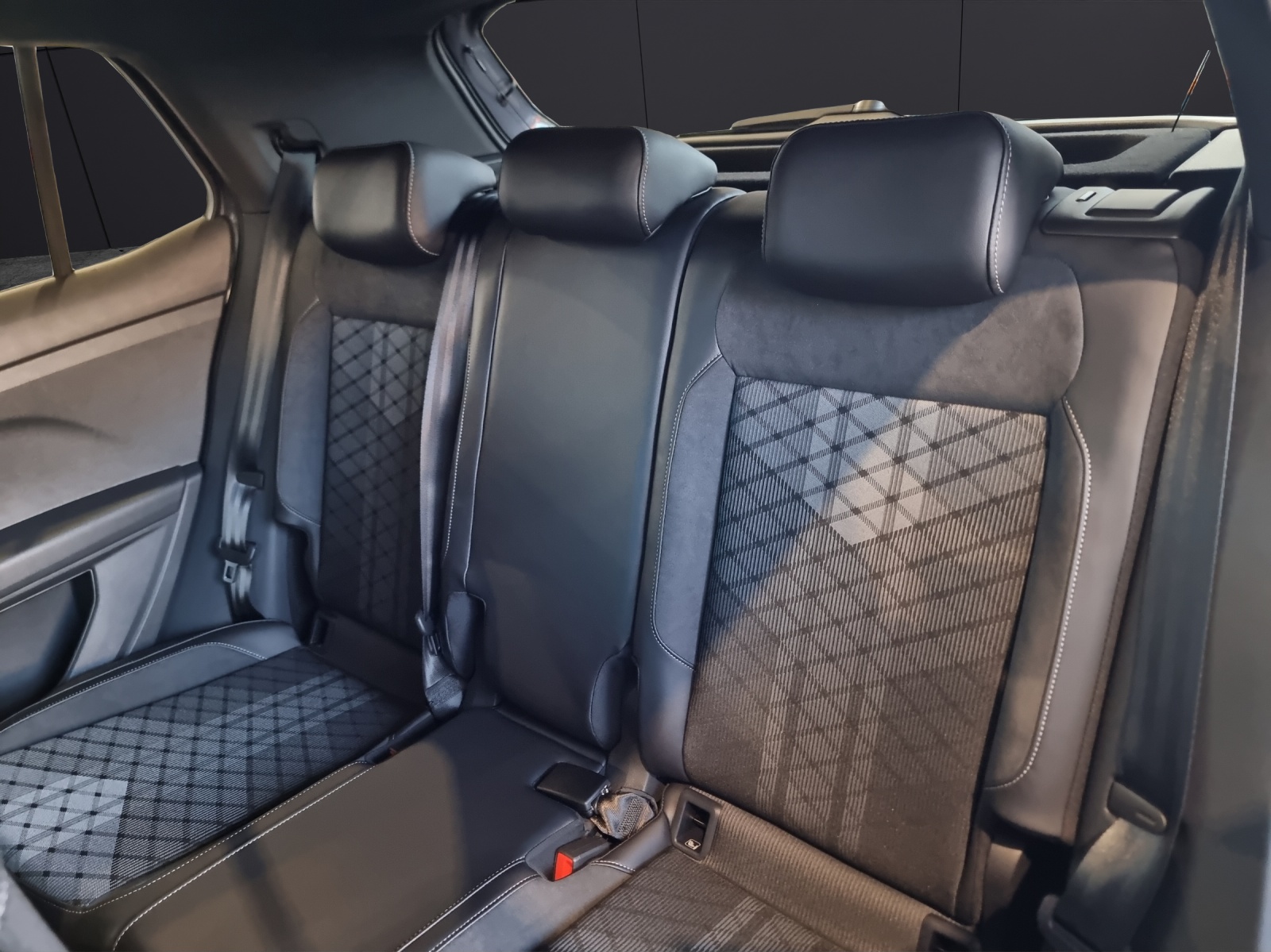 Fahrzeugabbildung Volkswagen T-Cross R-Line LED AHZV DAB ACC