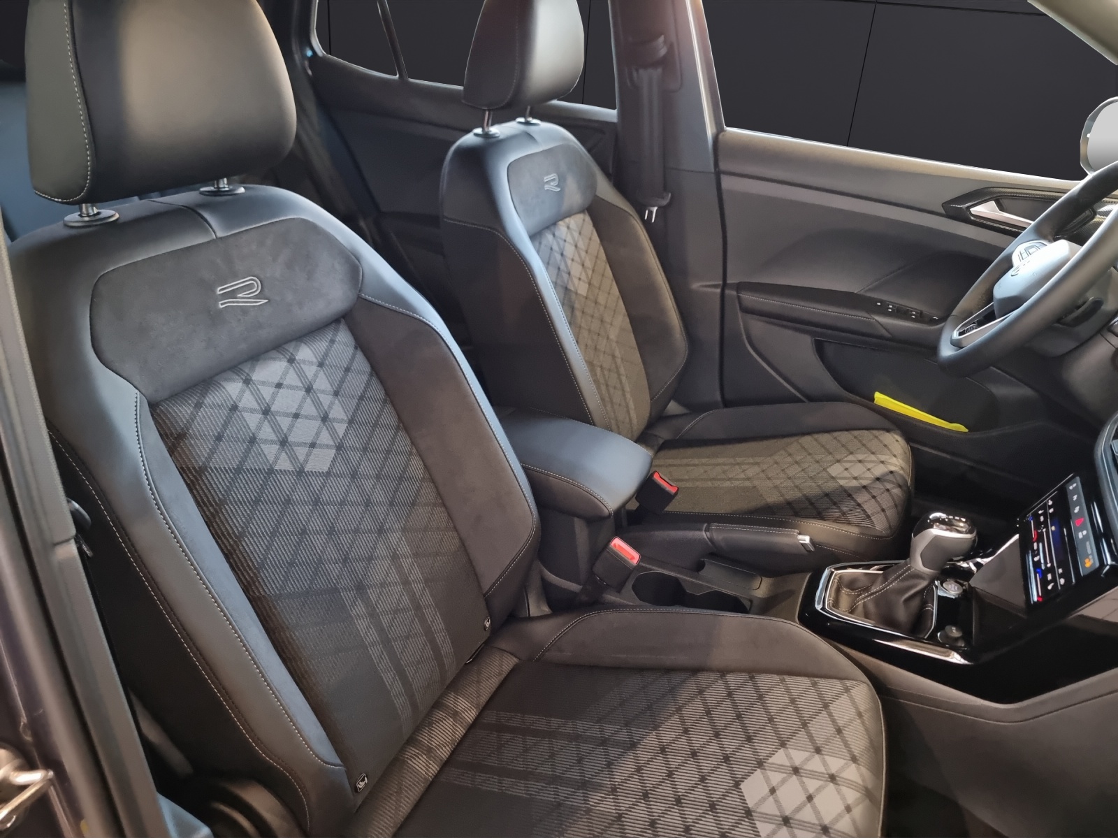 Fahrzeugabbildung Volkswagen T-Cross R-Line LED AHZV DAB ACC